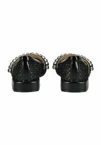 Černé síťované slip-on boty s kulatou špičkou, zdobené dekorativním kovovým lemováním a hladkou černou podrážkou.
