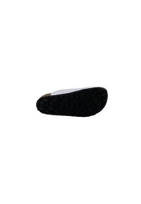 La suola della scarpa presenta un motivo esagonale in gomma nera, mentre la parte superiore è realizzata in materiale bianco con una texture liscia e una leggera curva verso la parte anteriore.