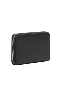 Portafoglio in pelle nera con zip perimetrale in argento, forma rettangolare e bordi cuciti su uno sfondo bianco.