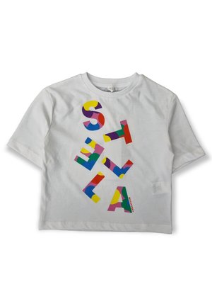 Hvid t-shirt med korte ærmer og store flerfarvede bogstaver, der staver "STELLA" arrangeret lodret foran.