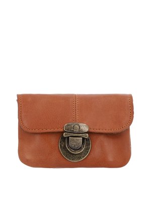 Tasche aus braunem Leder mit Klappenverschluss, ausgestattet mit einem antiken Messingverschluss. Glatte Oberfläche mit sichtbaren Nähten entlang der Kanten.
