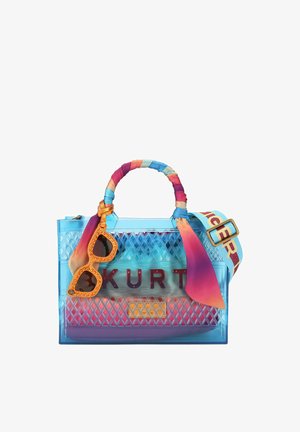 Bolso azul transparente con asa envuelta en colores, una correa multicolor, gafas de sol naranjas colgadas y texto "KURT" visible en el interior.
