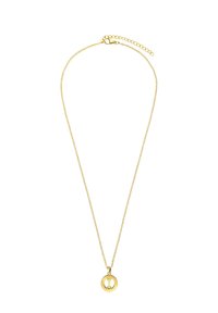 Gouden ketting met een dunne schakel en een ronde hanger met een uitsnijding, die een gladde, glanzende oppervlakte toont.