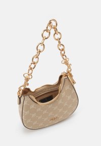 Borsa beige con superficie testurizzata che presenta un motivo a foglia, tracolla in catena dorata e chiusura a zip. L'interno ha una finitura liscia.