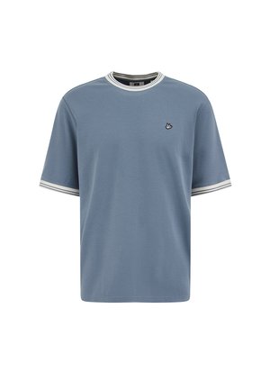 Camiseta azul de manga corta con cuello redondo a rayas blancas y grises y puños en las mangas, con un pequeño logo bordado en el pecho izquierdo.