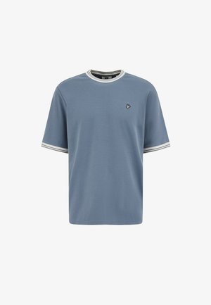 Niebieski t-shirt z krótkim rękawem, z białą i szarą paskowaną okrągłą linią dekoltu i mankietami na rękawach, z małym, haftowanym logo na lewej piersi.