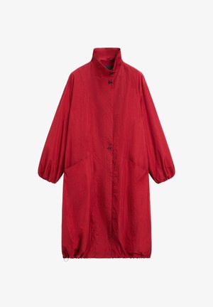 Czerwony, lekki płaszcz z wysokim kołnierzem, zapinany na guziki, z bufiastymi rękawami; posiada głębokie boczne kieszenie i marszczony dół.