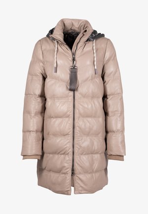 Cappotto in pelle imbottita beige con chiusura a zip, dotato di cappuccio, polsini a costine e una texture composta da sezioni lisce e trapuntate.