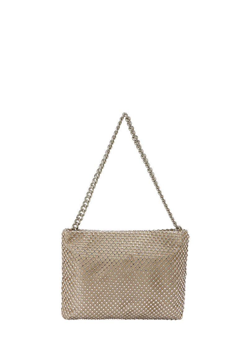 Beige rektangulær håndtaske med net-design, metallisk kæde-læderrem og glat tekstur. Har jævnt fordelte huller for dekorativ effekt.