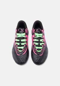 Czarne buty sportowe z teksturowaną powierzchnią, różowymi akcentami i zielonymi sznurówkami. Posiadają logo i dynamiczny design, idealne do intensywnych treningów.