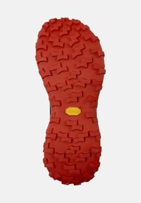 Vibram podplat v rdeči barvi z teksturiranimi heksagonalnimi in blok vzorci. Ima rumen logotip in oznako velikosti 42. Trajen gumijast material.
