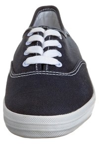Baskets en toile de couleur bleu marine avec des lacets blancs. Présentent un bout arrondi, une semelle en caoutchouc blanche et des coutures contrastantes le long de l'empeigne.