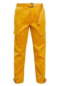 Pantalon cargo jaune avec ceinture et détails de boucle aux chevilles, doté de grandes poches latérales et d'une taille haute.