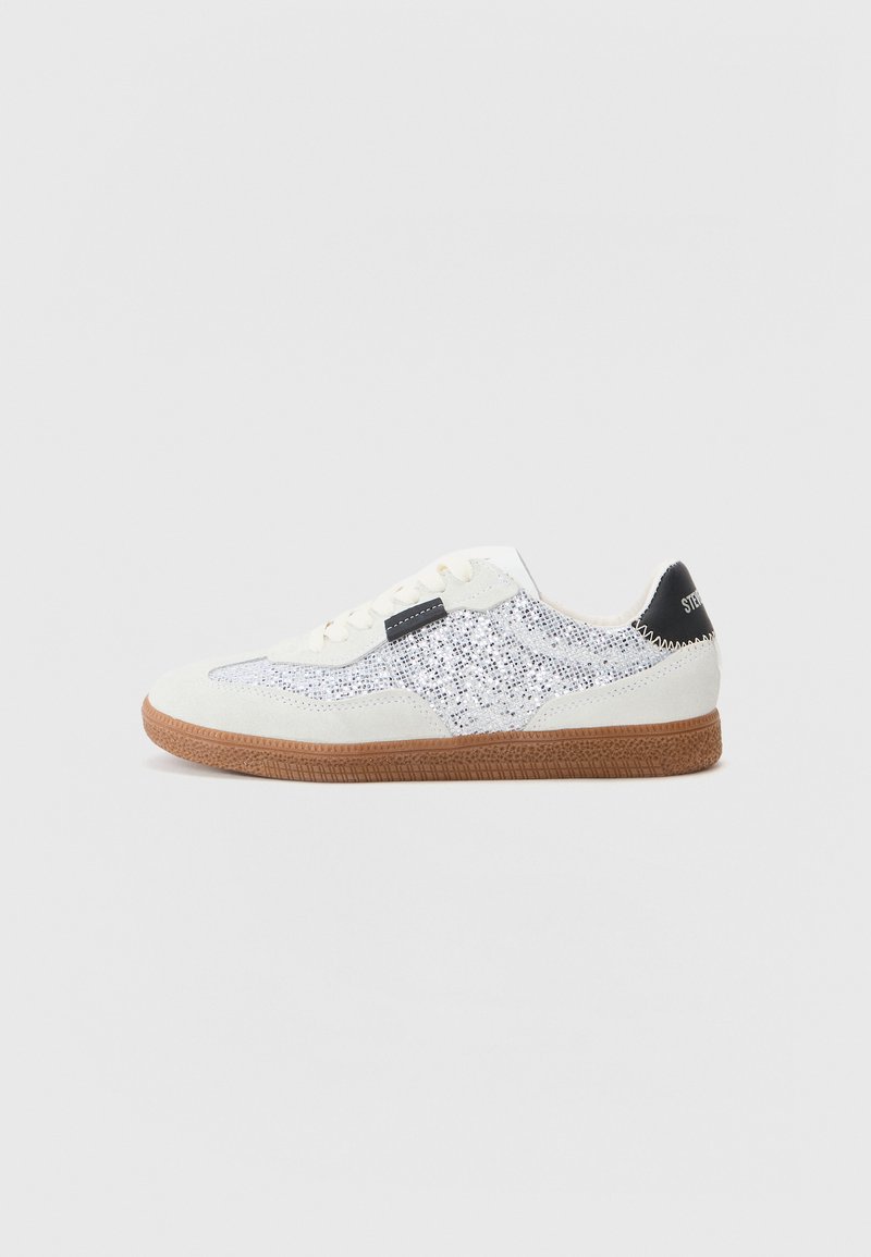 Weiße Sneaker mit glitzernden Akzenten an den Seiten, aus Wildleder, cremefarbenen Schnürsenkeln und braunem Gummiaußenmaterial; schwarzes Fersen-Detail mit Branding.