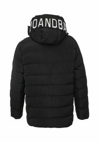 Schwarze gesteppte Jacke mit Kapuze und Kordelzug sowie auffälligem weißen Schriftzug auf dem Rücken. Strukturierte Steppung mit glatter Oberfläche.