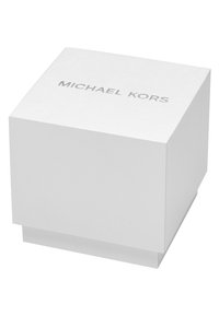 Caja de cartón blanca con una superficie texturizada y un logo plateado "MICHAEL KORS" en la parte superior. Forma cuadrada con una tapa ligeramente elevada.