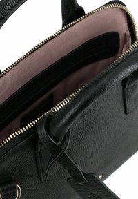 Borsa a tracolla nera in pelle con superficie texture, chiusura con zip dorata e fodera in tessuto rosa; presenta tasche interne per l'organizzazione.
