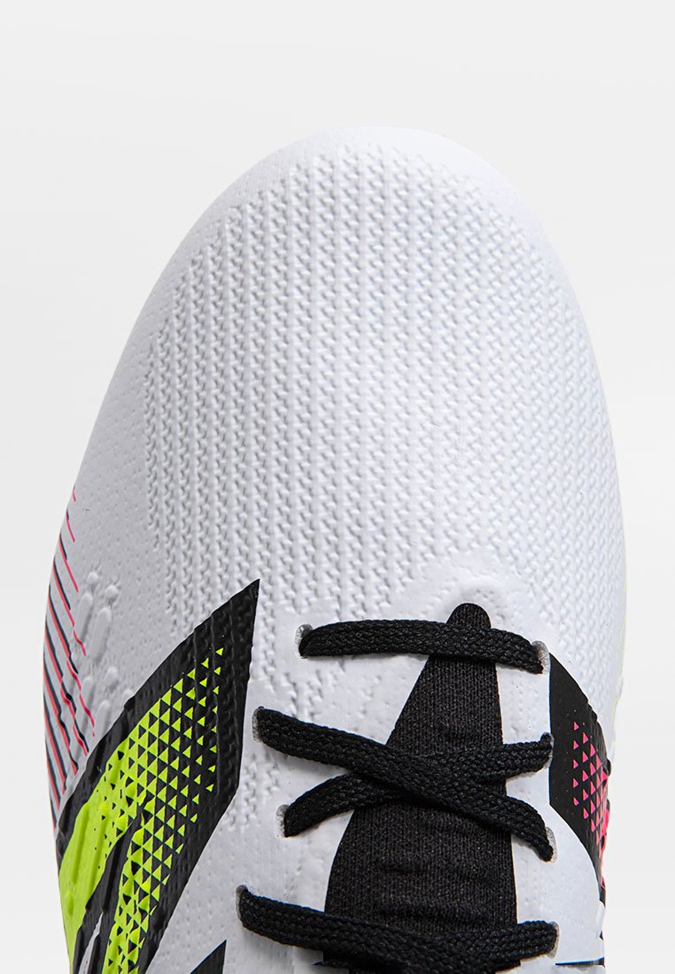 Fußballschuhe für weichen Untergrund