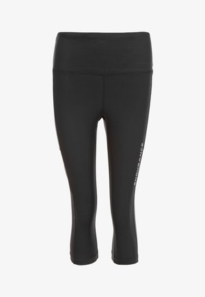 Sorte capri leggings med høj talje. Lavet af strækbart stof og har et logo i hvidt på den nederste del af venstre ben.