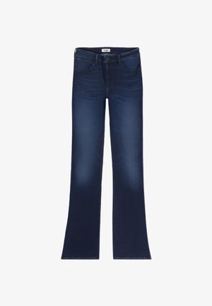 Tamsiai mėlynos spalvos džinsai iš džinsinio audinio su šiek tiek platėjančiomis kojomis, penkiomis kišenėmis ir sagos užsegimu, pažymėti "Wrangler" etiketėle ant juosmens.