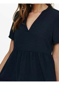 Marineblaues kurzärmeliges Kleid mit V-Ausschnitt, strukturierter Stoff und gerafftem Taillenbereich, das einen ausgestellten Rock für eine lässige Silhouette bietet.