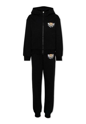 Completo con felpa nera con cappuccio e zip e pantaloni della tuta, con orsetto marrone e logo bianco "Moschino" sul petto e sulla coscia.