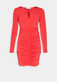 Robe rouge à manches longues avec un décolleté à trou de serrure, des détails froncés le long de la jupe et une silhouette ajustée. Tissu lisse et élastique.