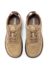 Un par de zapatillas de ante beige con suelas marrones y cordones beige, que presentan la marca "mtng" y un patrón de camuflaje en el área del talón.