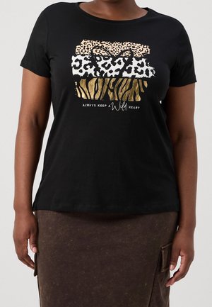 Czarny t-shirt z okrągłym dekoltem, ozdobiony wzorem lamparta i zebry w kolorach złotym, białym i brązowym. Napis: „Zawsze miej Dzikie Serce.”