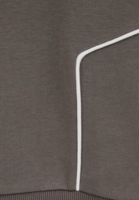 Material de bluză gri cu textură nervurată, având o bandă albă subțire pe o parte. Designul este minimalist, fără modele sau grafice vizibile.