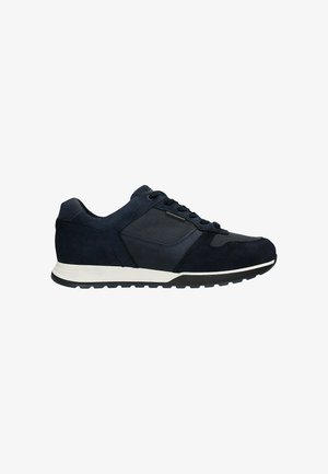 Navy Sneaker aus einer Kombination von Veloursleder und Mesh-Materialien, mit Schnürdesign, gepolstertem Kragen und einer strukturierten Gummisohle.