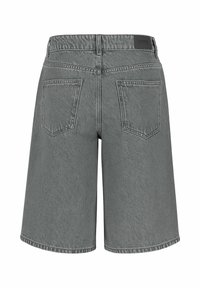 Graue Denim-Shorts mit geradem Schnitt, featuring einem hohen Bund, Gürtelschlaufen und zwei Gesäßtaschen. Keine sichtbare Markenkennzeichnung auf der Rückseite.