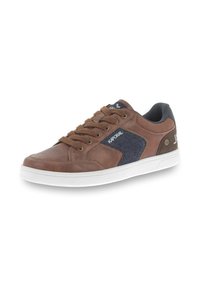 Sneaker in pelle marrone con dettagli in denim, suola in gomma bianca e lacci marroni. Presenta un marchio sul lato e una parte superiore testurizzata.
