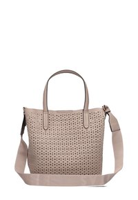 Beige geperforeerde tote bag met dubbele handvatten en een verstelbare strap. Glad oppervlak met driehoekige uitsparingen en een gestructureerde vorm.