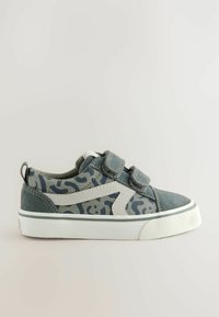 Grijze en blauwe kindersneaker met dierenprint, twee klittenbandsluitingen, witte rubberen zool en trekkoord op effen achtergrond.