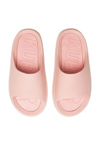 Różowe gumowe klapki z otwartym noskiem, teksturowane wkładki i wytłoczone logo "KUB". Gładkie wykończenie o minimalistycznej estetyce.