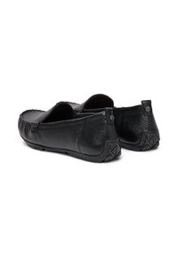 Czarne skórzane buty wsuwane o fakturowanym wykończeniu, zaokrąglonej przedniej części oraz gumowych podeszwach z geometrycznym wzorem. Tylny detal zawiera akcenty w postaci logo.