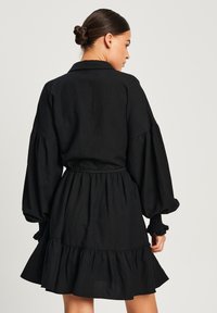 THE FATED KORA - Abito a camicia - black