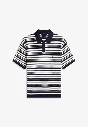 Polo a righe con strisce orizzontali blu navy e bianche, colletto blu navy, tre bottoni e un piccolo logo sul petto.