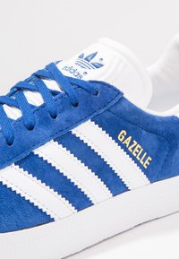 adidas Originals GAZELLE UNISEX - Sneakers - collegiate royal/white/gold metallic