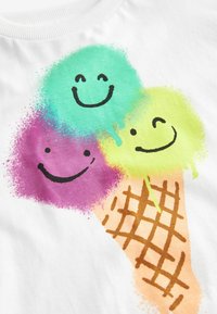 Next SHORT SLEEVE CHARACTER - Trükipildiga T-särk - white ice cream