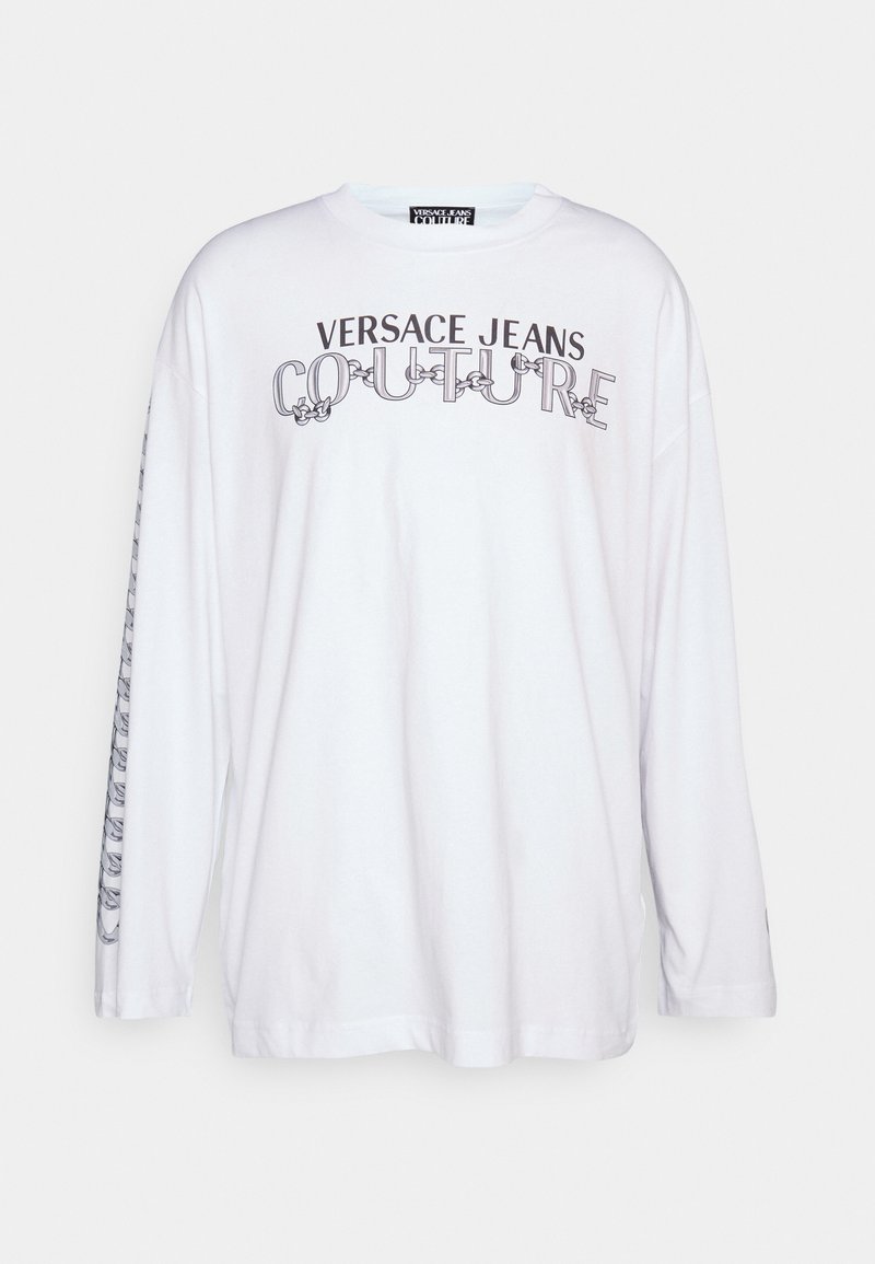Camiseta blanca de manga larga hecha de algodón. Presenta el logo "VERSACE JEANS COUTURE" en el frente y un patrón repetido en las mangas.