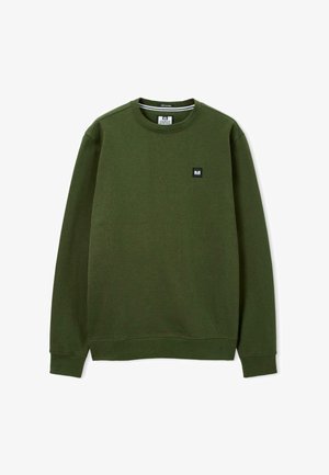 Felpa verde realizzata in morbido tessuto, con collo tondo, polsini a coste e una piccola etichetta logata nera sul petto.