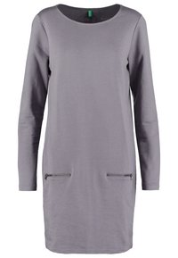 Harmaa pitkähihainen rento mekko, jossa on pyöreä kaula-aukko ja kaksi vaakasuoraa vetoketjullista taskua helman lähellä.