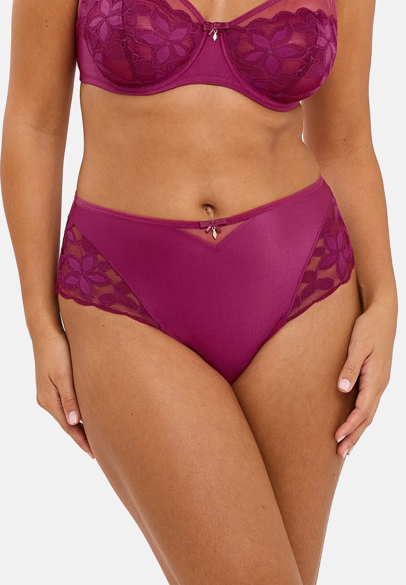 Ensemble de lingerie de couleur prune comprenant un soutien-gorge en dentelle avec des motifs floraux et une culotte taille haute assortie avec des accents en dentelle et un petit nœud.