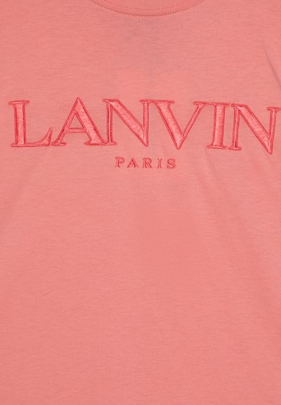 Camiseta color coral con el texto bordado "LANVIN PARIS" en rojo contrastante. Cuenta con un clásico escote redondo y una suave textura de algodón.