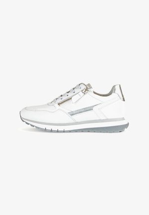 Weiße Sneaker mit silbernen Akzenten, ausgestattet mit einer glatten Lederoberfläche, runder Spitze, strukturiertem Sohle und einem Reißverschluss an der Seite.