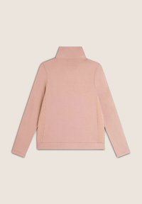 Maglione rosa chiaro con colletto alto, caratterizzato da pannelli laterali a coste e maniche lunghe. Texture liscia con un design semplice e pulito.