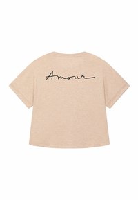 T-shirt beige chiaro a maniche corte, con la parola "Amour" scritta in elegante corsivo nero sul retro.