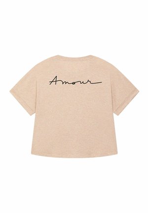 Lichtbeige t-shirt met korte mouwen, met het woord "Amour" in stijlvolle zwarte cursief op de achterkant.